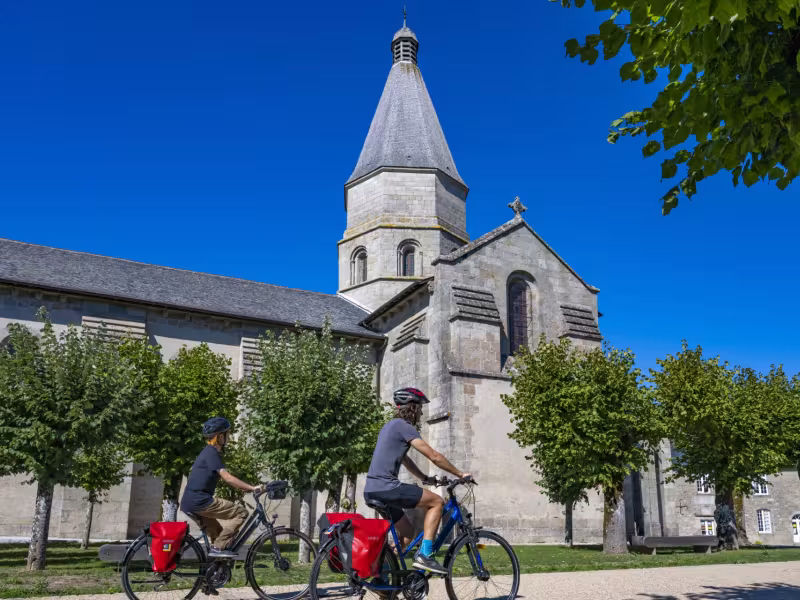 Voyageurs à vélo devant Bénévent l'Abbaye