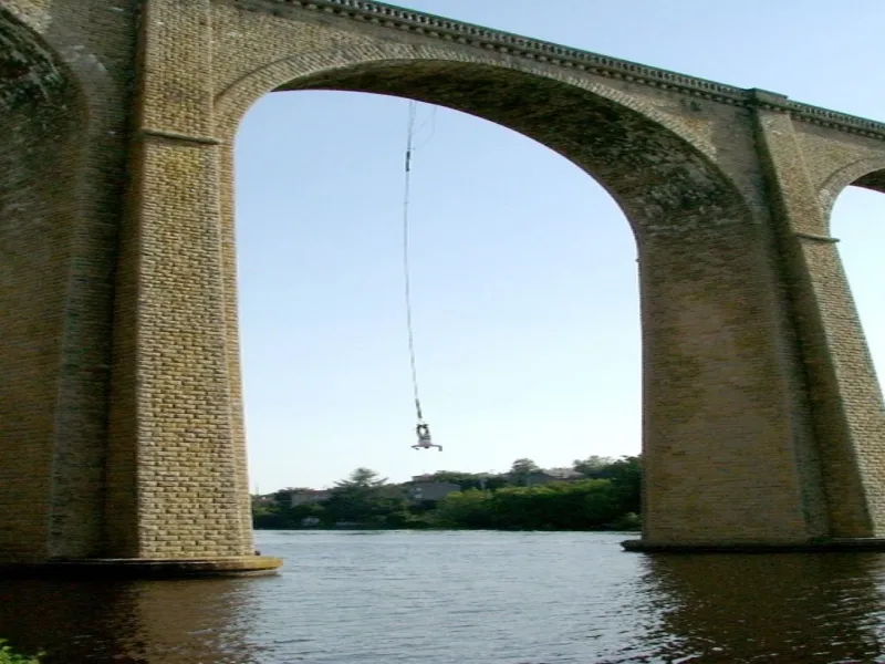 Saut à l'élastique au-dessus de la Vienne