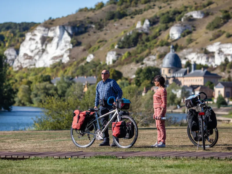 Cyclistes sur les bords de Seine aux Andelys et ses falaises de craies