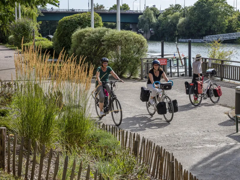 A vélo sur la promenade bleue en bord de Seine