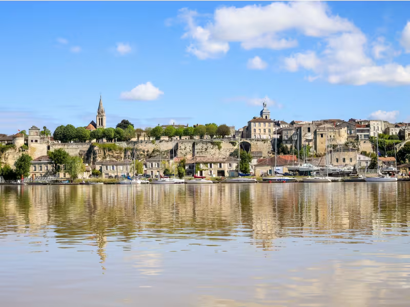 Le village médiéval de Bourg au bord de la Gironde