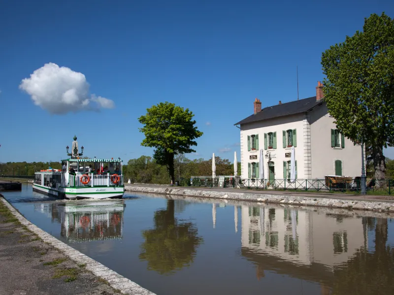 Entrée d'un bateau sur le pont canal de Briare