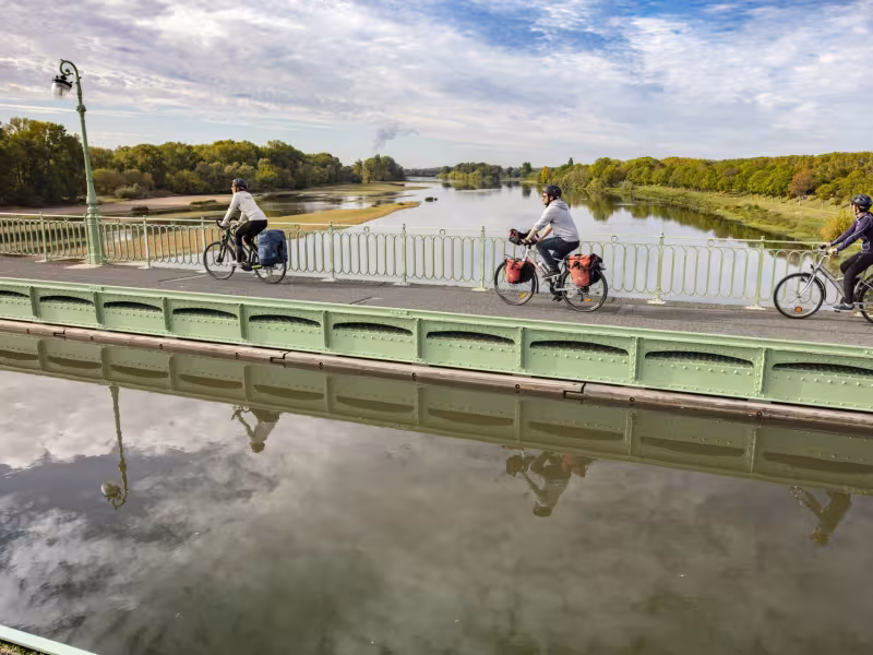 Traversée du pont canal de Briare sur La Loire à Vélo