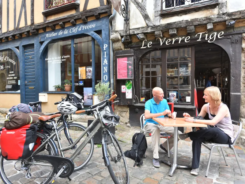 Pause café dans le centre historique du Mans - Sarthe à vélo