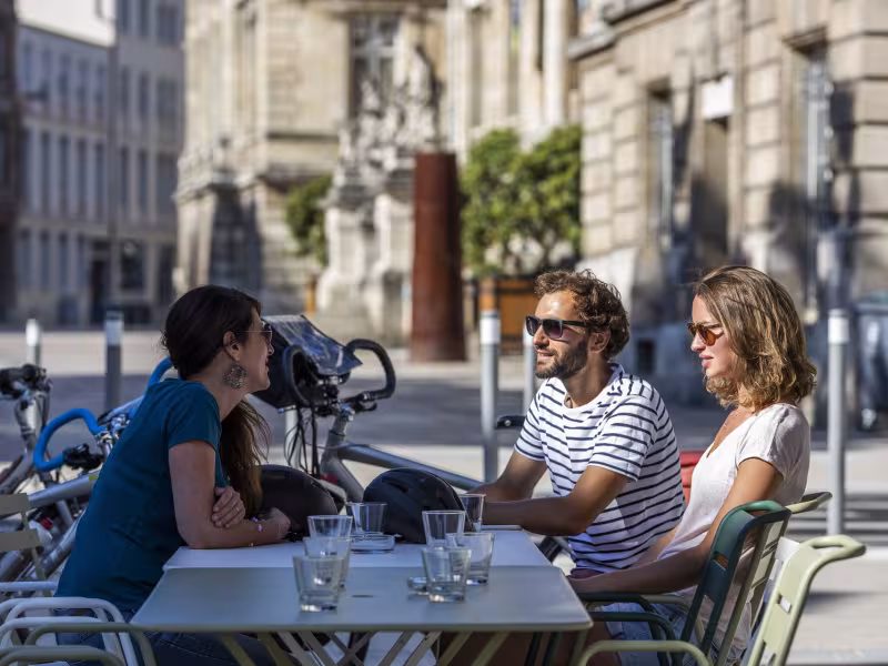 Verre en terrasse dans le centre-ville de Rouen
