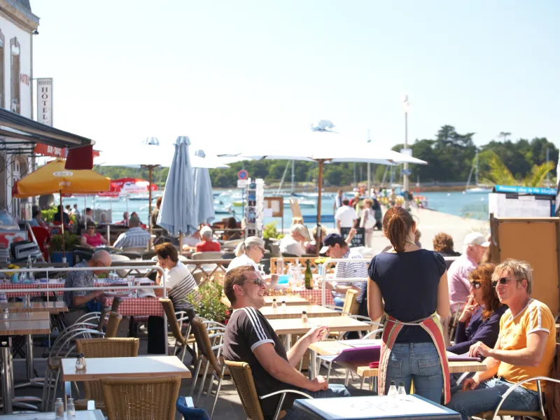Pause café à la cale de l'île Tudy