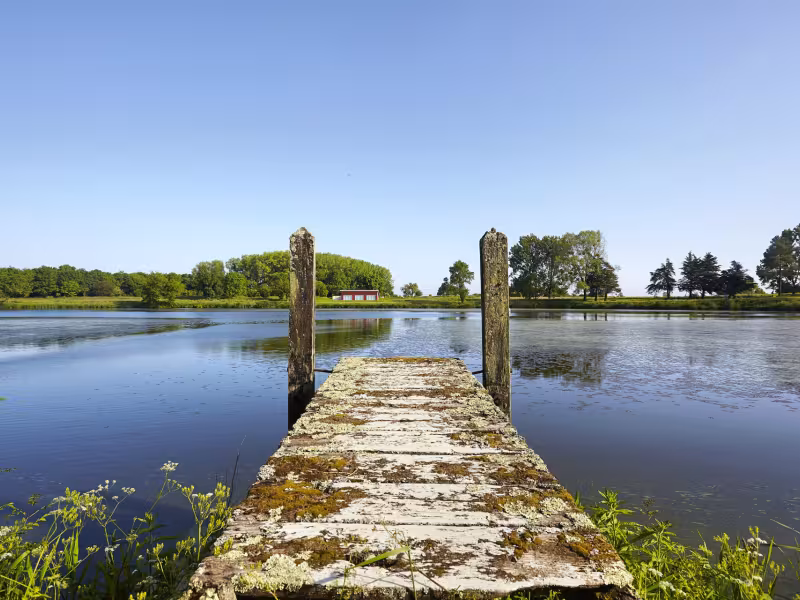 Vue du ponton sur le Canal de la Martinière