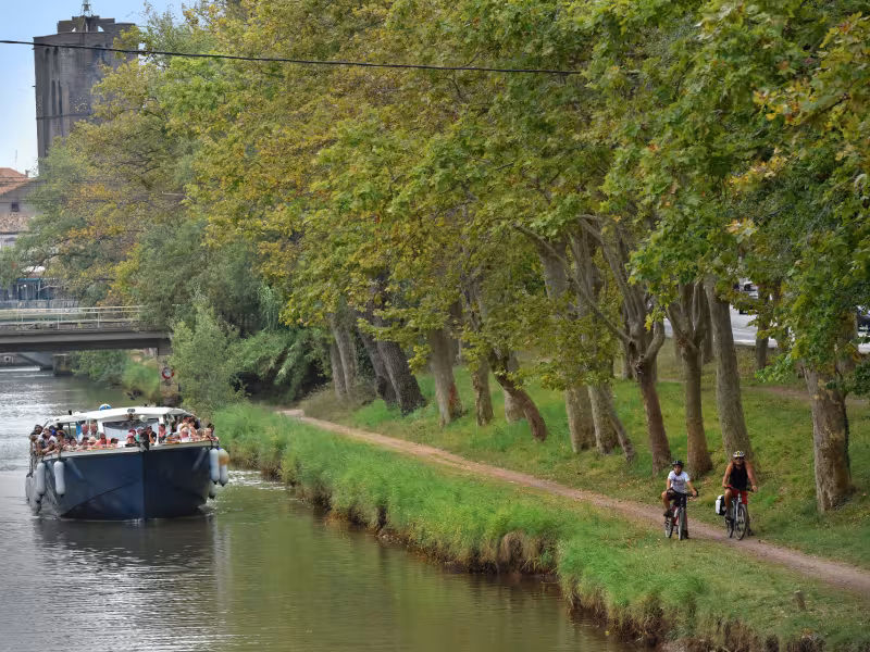 Arrivée à Agde le long du canal du Midi à vélo