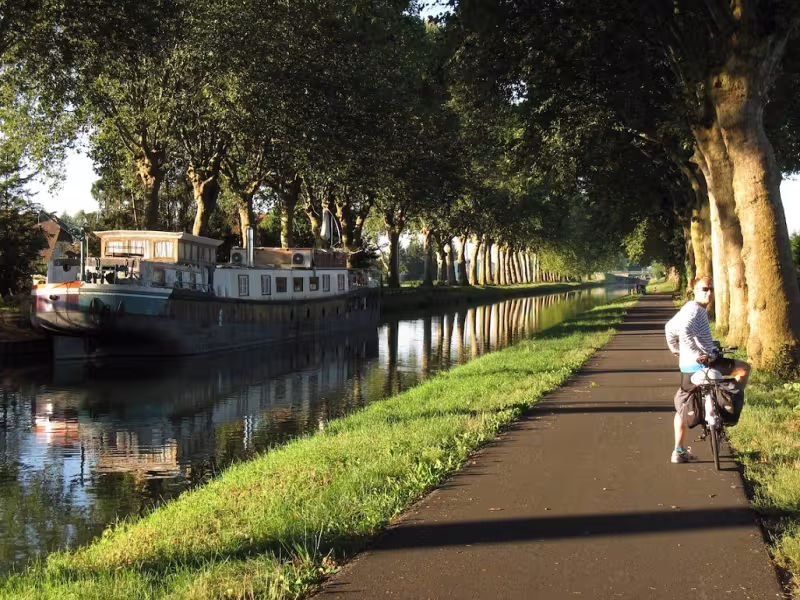 Le long du canal de garonne à vélo