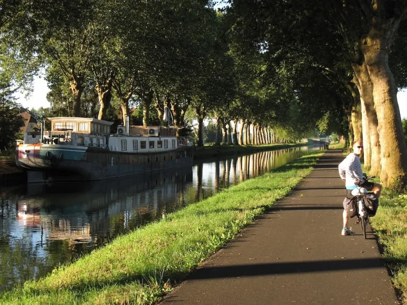 Le long du canal de garonne à vélo