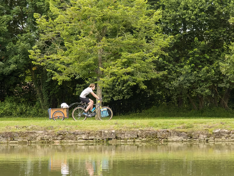 Le canal de Bourgogne à vélo vers Pont-Royal