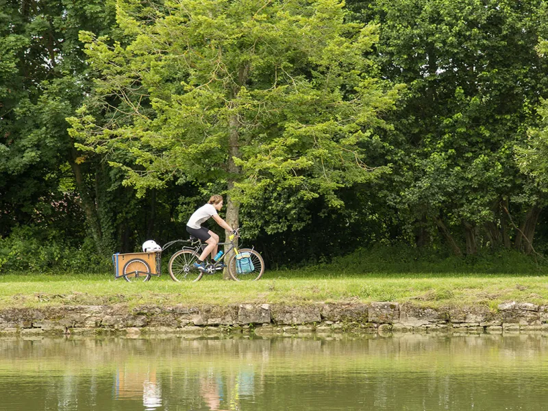 Le canal de Bourgogne à vélo vers Pont-Royal