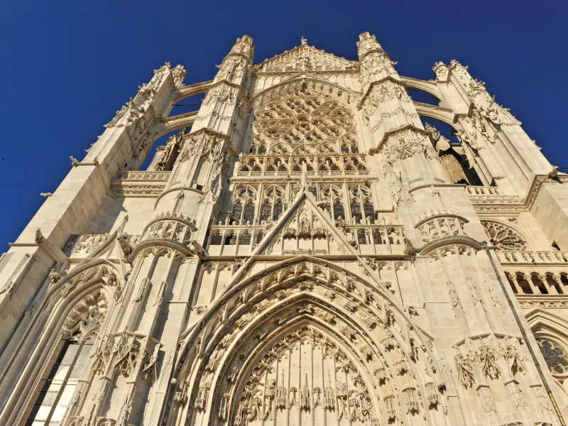 Cathérale de Beauvais sur l'Avenue Verte London-Paris à vélo