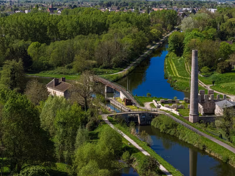 Carrefour entre le canal d'Orléans, le canal de Briare et le canal de Loing vue du ciel