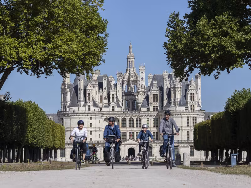 Devant le château de Chambord à vélo