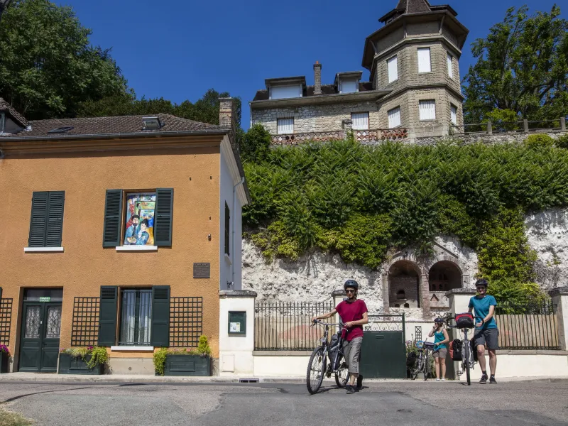 Cyclistes sortant d'une chambre d'hôte Accueil Vélo à Vétheuil