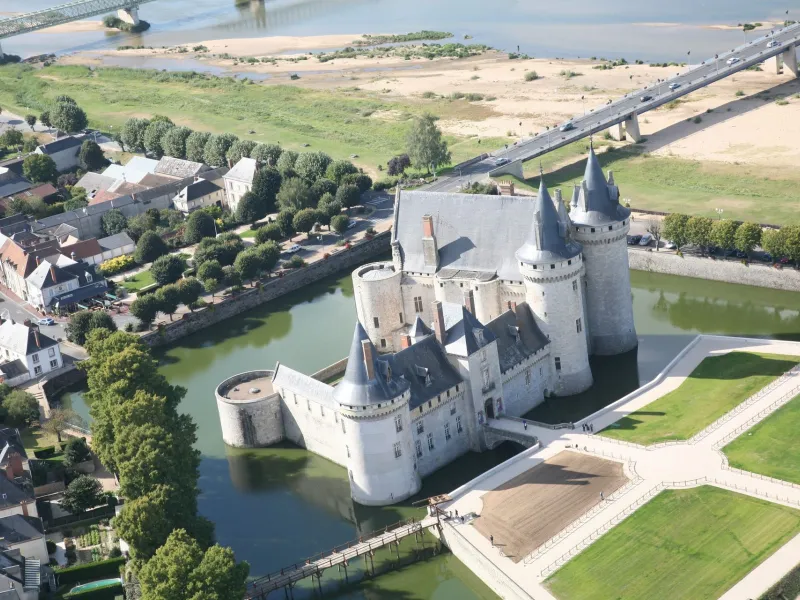 Vue aérienne du château de Sully-sur-Loire