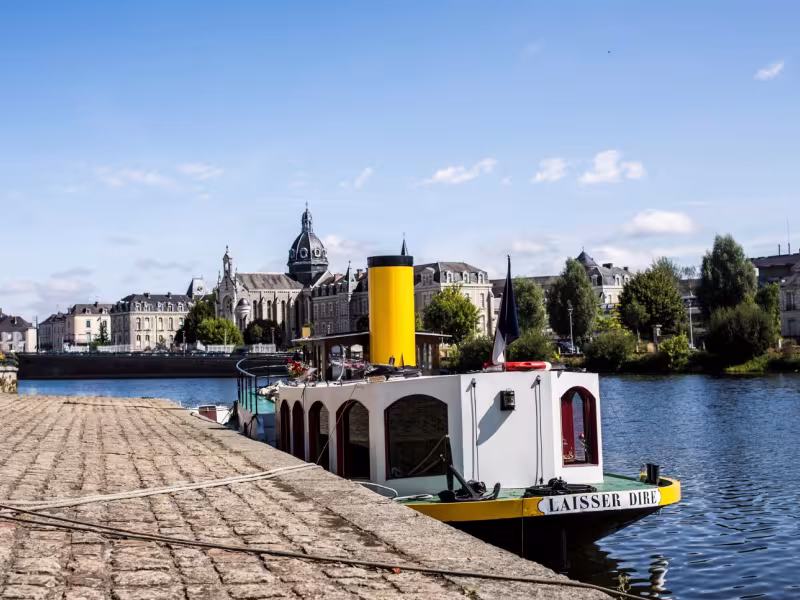 Péniche au bord de la Mayenne à Château-Gontier