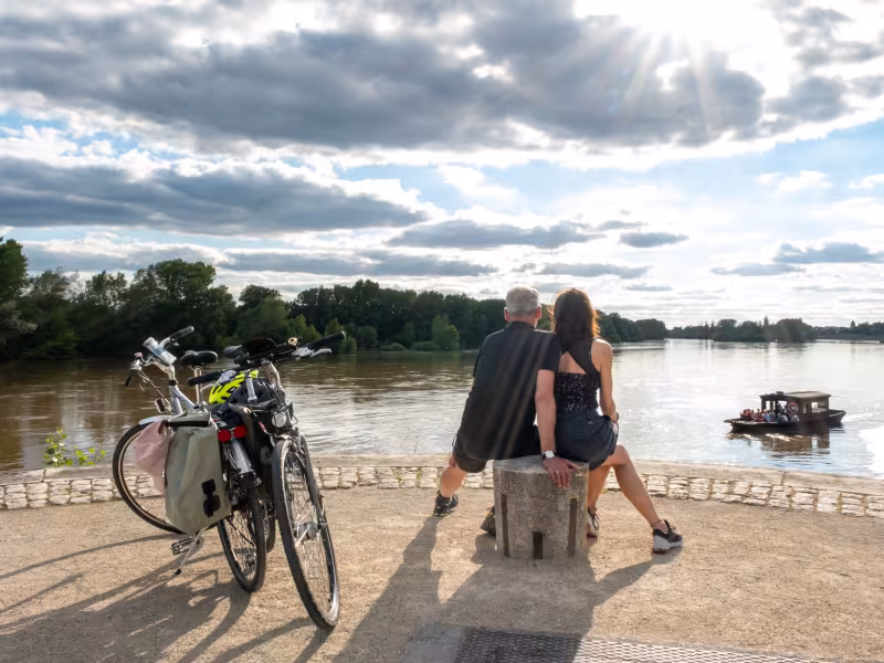 Cyclotouristes face à la Loire au bord du canal d'Orléans avec leurs vélos