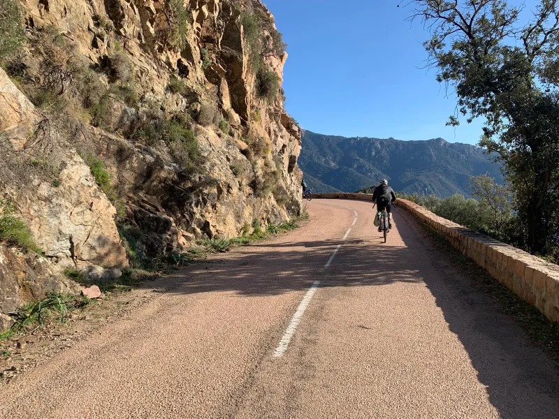Route en balcon proche du golfe de Porto