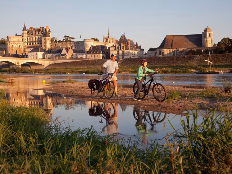 Deux voyageurs à vélo sous un coucher de soleil - Amboise