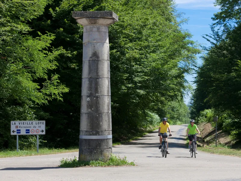 Colonnes-Guidon et couple à vélo en forêt de Chaux