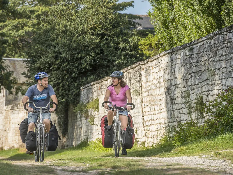 Couple à vélo à Marcilly-sur-Vienne