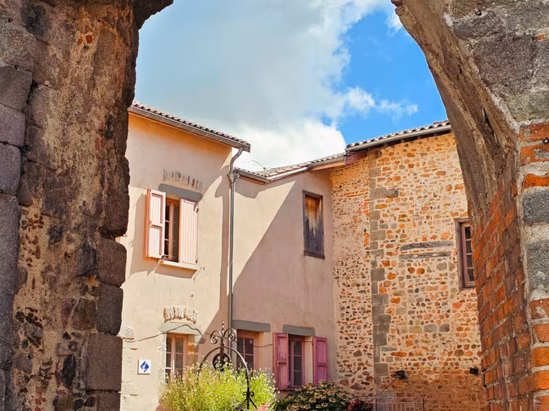 Cour du prieuré clunisien de Pouilly les Feurs