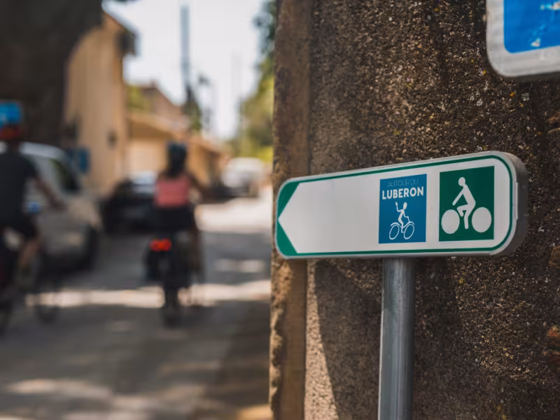 Balisage Autour du Luberon dans Cucuron