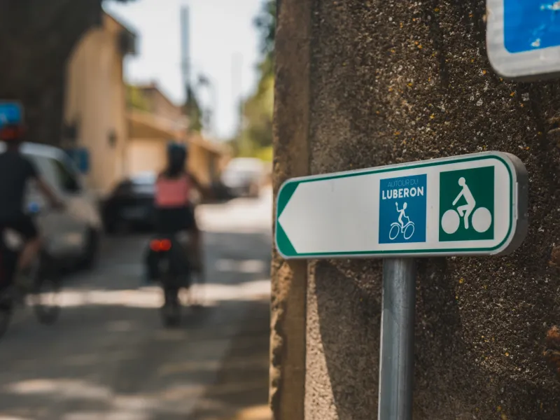 Balisage Autour du Luberon dans Cucuron