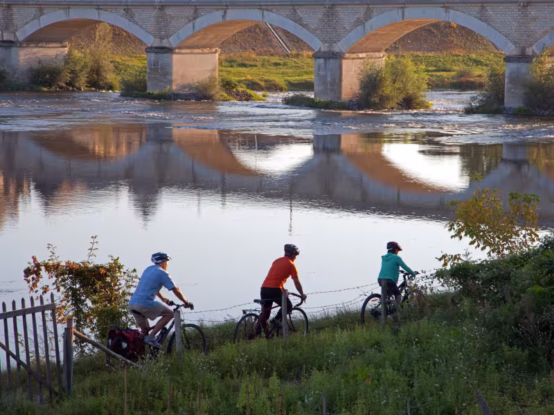 Cyclistes en bord de Loire - Amboise
