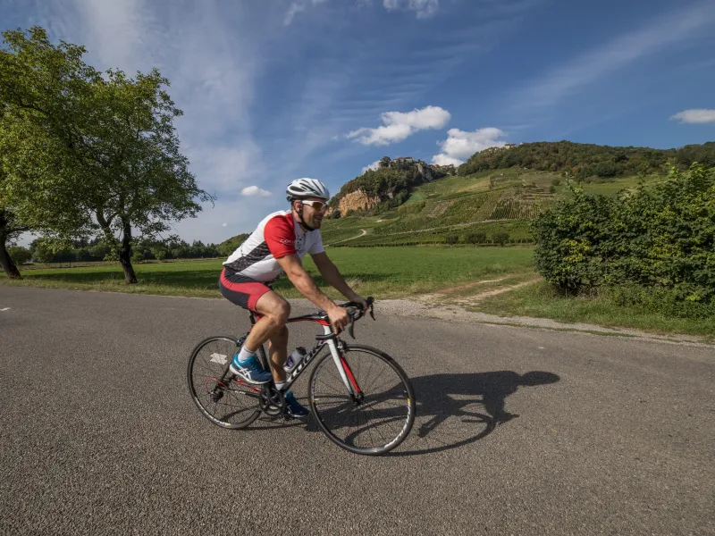 Cycliste devant Château-Chalon