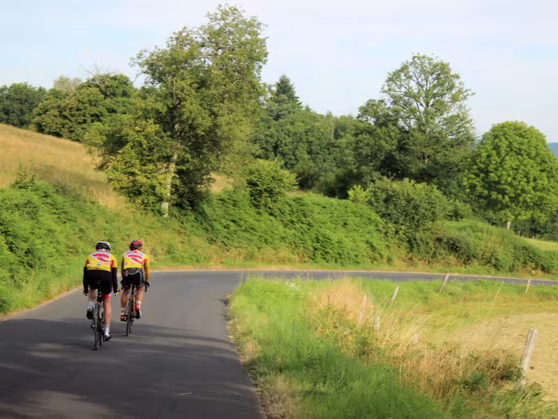 Cyclistes sur la route de la Chataîgneraie