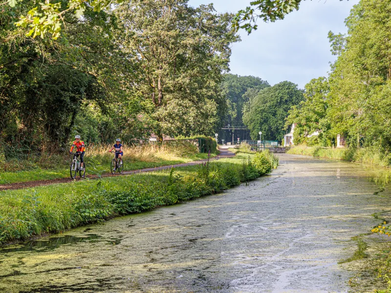 Cyclistes sur le canal de Berry