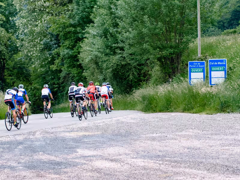 Cyclistes dans le col de Menté