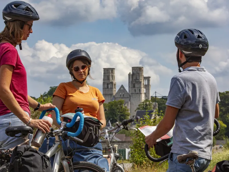Cyclistes devant l'abbaye de Jumièges