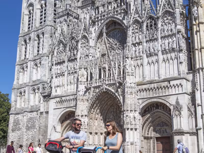 Cyclistes devant la cathédrale de Rouen