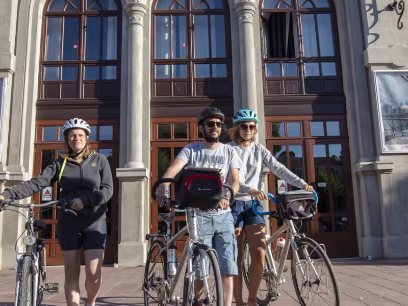 Cyclistes devant le cirque théâtre d'Elbeuf