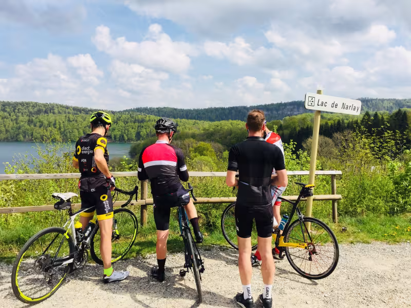 Cyclistes au lac de Narlay