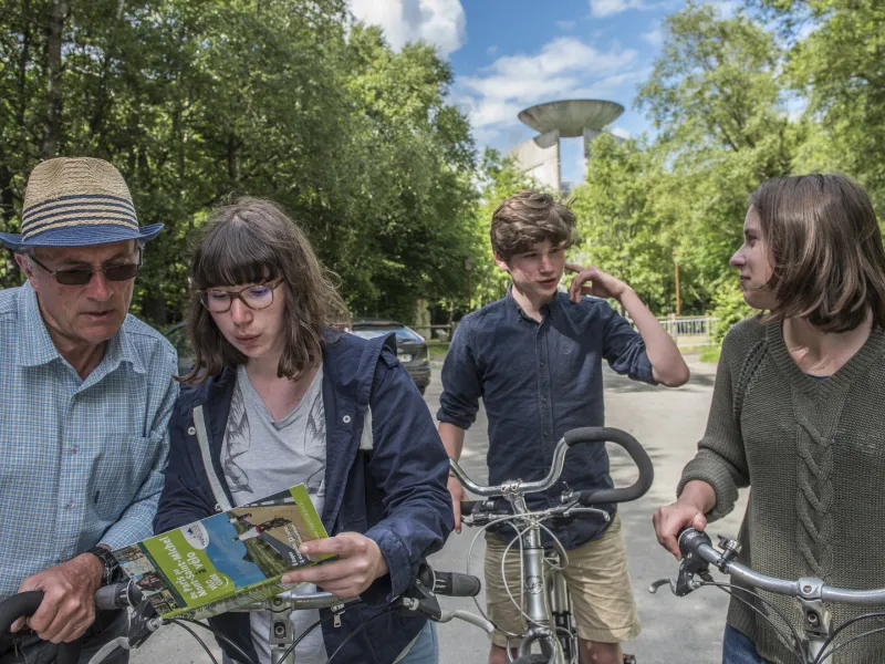 Cyclistes au pied du belvédère du Mont des Avaloirs