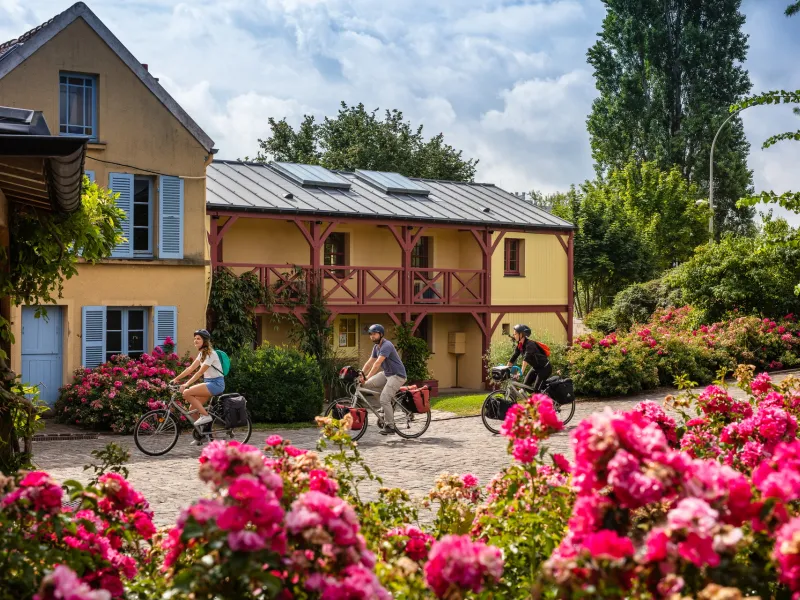 Arrivée de cyclistes au musée Fournaise sur l'île de Chatou