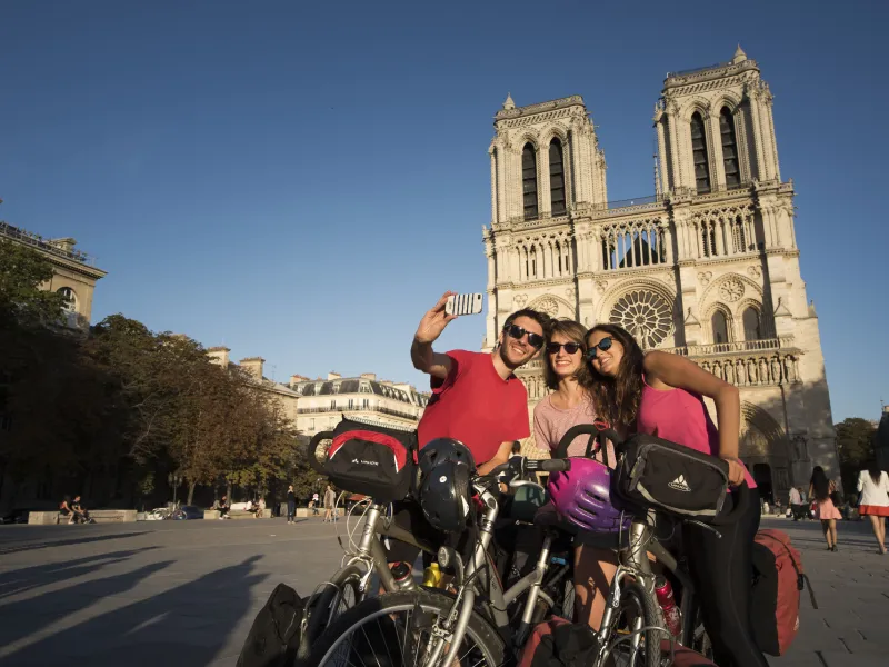 Cyclistes sur le parvis de Notre Dame à Paris