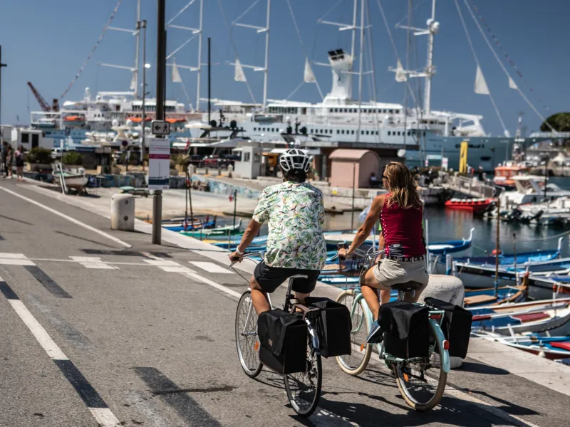 Cyclistes sur le port de Nice