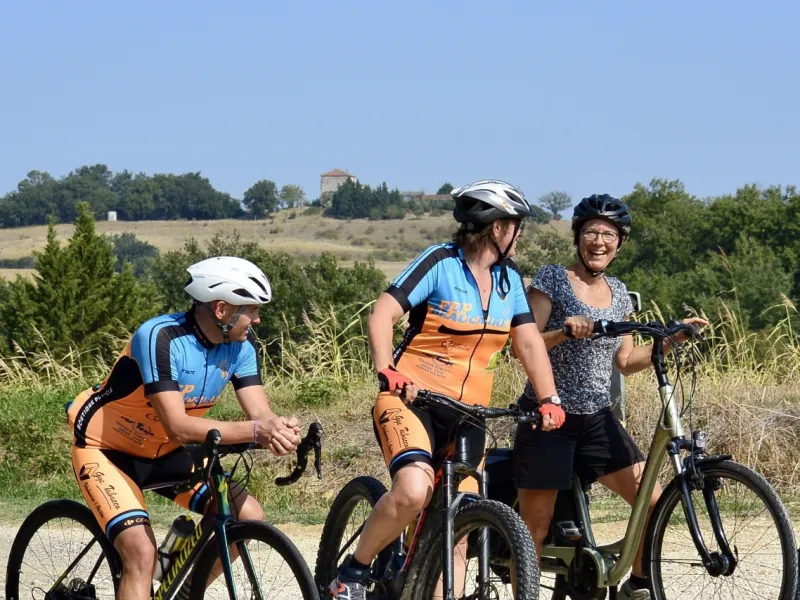 Cyclistes sur la Baïse à vélo
