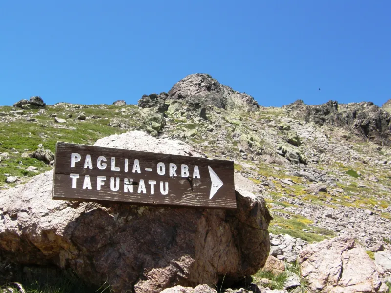 Panneau directionnel sur sentier corse