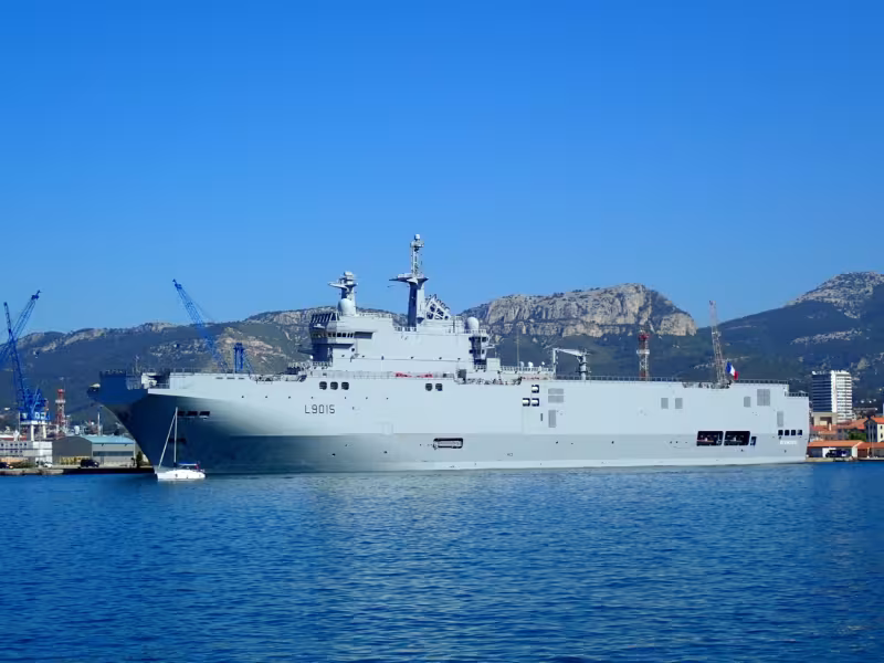 Porte-hélicoptères Dixmude en rade de Toulon