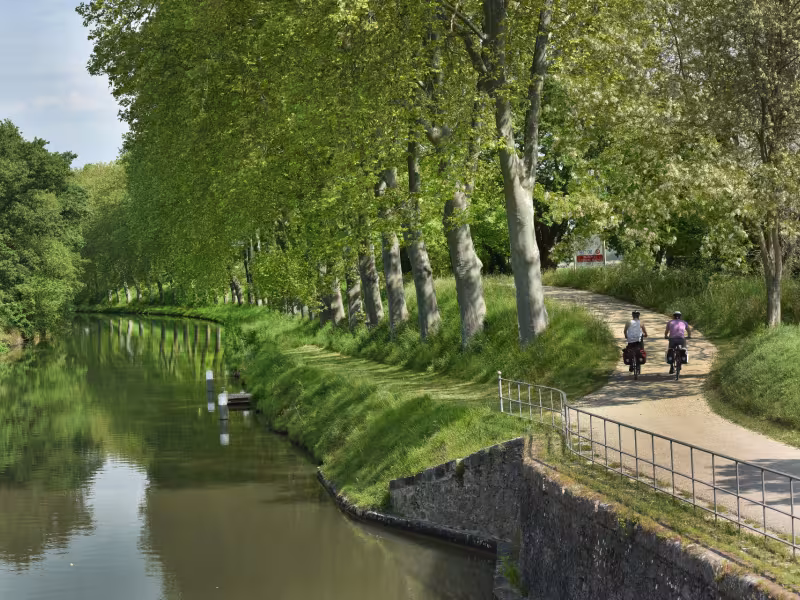 Le canal du Midi à vélo au niveau de l'écluse de Négra