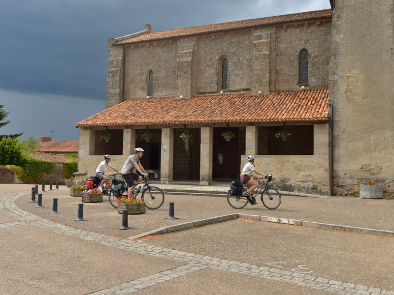 Eglise romane à Gourge sur La Vélo Francette