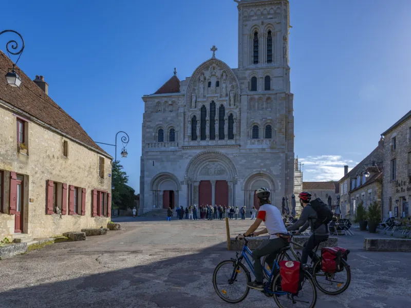 Cyclistes, église Sainte-Madeleine à Vézelay
