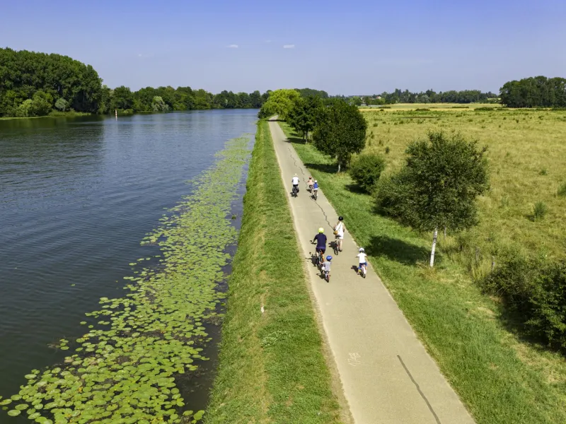Sur la Voie Bleue en arrivant à Saint-Jean-de-Losne